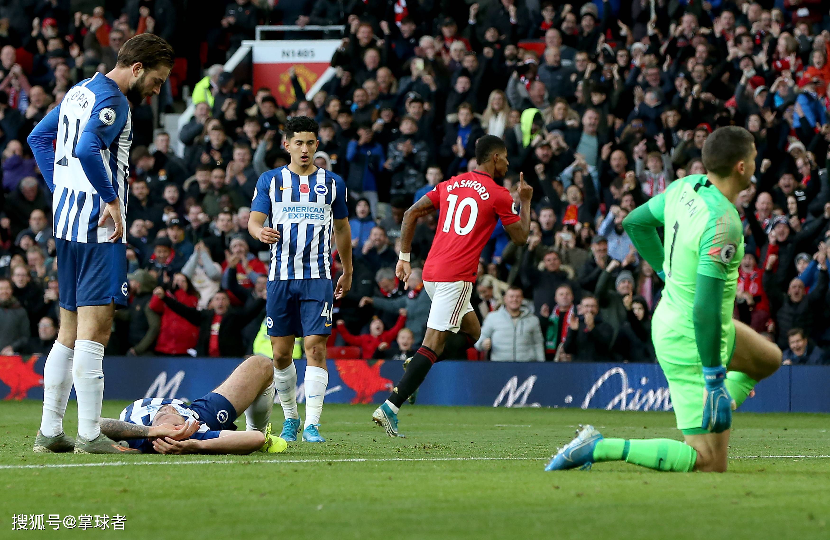 坐电梯时遭 坐电梯时遭